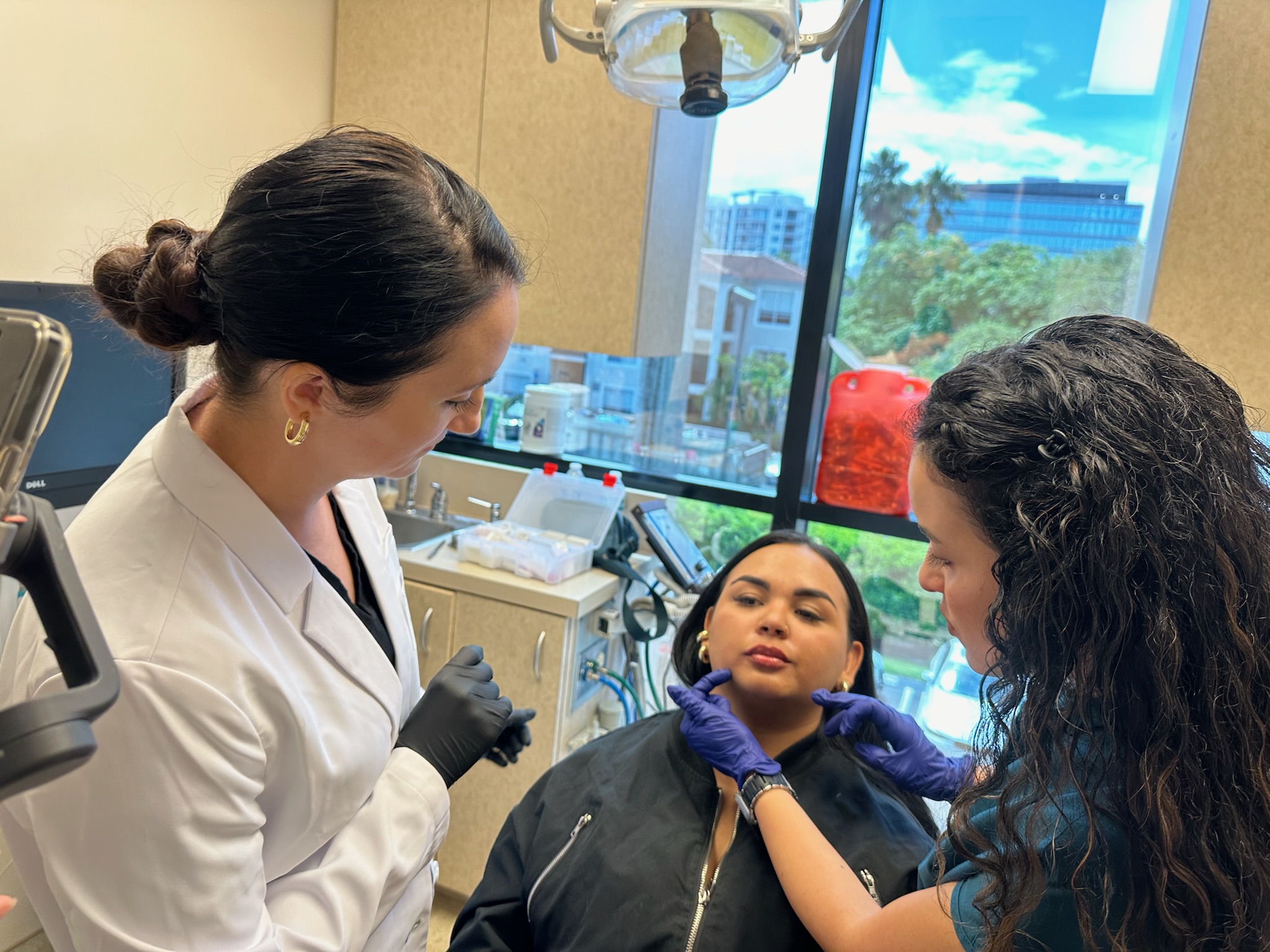 Lip filler training for dentist - Trainer points to lips
